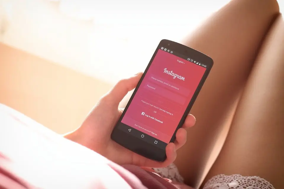 Instagramでタイアップ投稿タグが利用するには条件がある